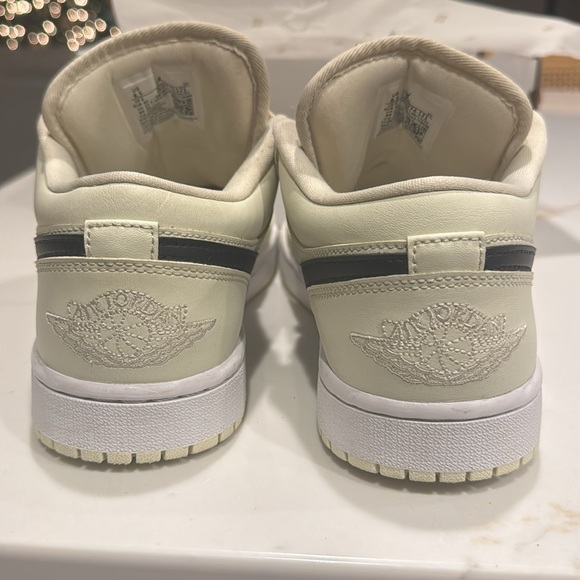 Air Jordan 1 Low - Picture 2 of 6